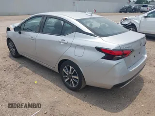 2023 Nissan Versa SV z VIN 3N1CN8EV6PL863550, wystawiony jako IAAI lot #42316295 z przebiegiem 43 353 mil mil oraz . Historia ofert i sprzedaży dostępna na DreamBid. Obrazek 3.