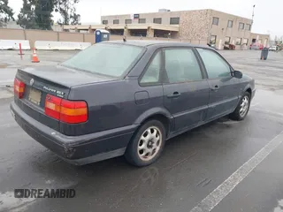 1996 Volkswagen Passat z VIN WVWEE83A6TE157789, wystawiony jako IAAI lot #41798846 z przebiegiem 141 130 mil mil oraz . Historia ofert i sprzedaży dostępna na DreamBid. Obrazek 4.