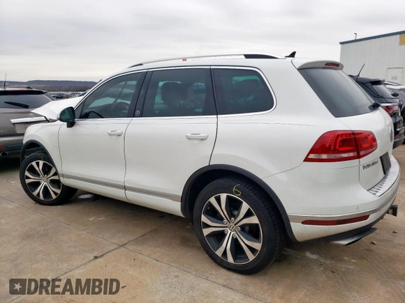 2017 Volkswagen Touareg Wolfsburg Edition z VIN WVGRF7BP2HD006004, wystawiony jako Copart lot #46347485 z przebiegiem 59 345 mil mil oraz Szkoda całkowita • Salvage title. Historia ofert i sprzedaży dostępna na DreamBid. Obrazek 2.
