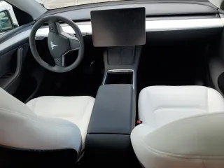 2024 Tesla Model Y Long Range z VIN 7SAYGDEE7RA308338, wystawiony jako Copart lot #61137375 z przebiegiem 19 501 mil mil oraz Szkoda całkowita • Salvage title. Historia ofert i sprzedaży dostępna na DreamBid. Obrazek 8.