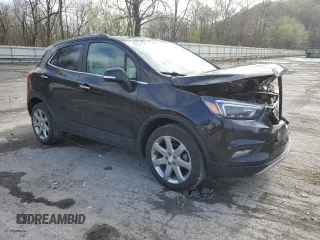 2020 Buick Encore Essence z VIN KL4CJGSB3LB033577, wystawiony jako Copart lot #53960845 z przebiegiem 57 581 mil mil oraz Szkody całkowita. Historia ofert i sprzedaży dostępna na DreamBid. Obrazek 4.