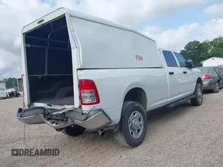 2024 Ram 2500 Tradesman z VIN 3C6UR5HJ2RG234917, wystawiony jako IAAI lot #42247031 z przebiegiem 26 718 mil mil oraz . Historia ofert i sprzedaży dostępna na DreamBid. Obrazek 4.