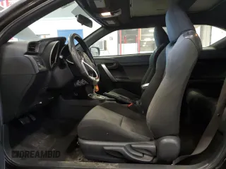 2012 Scion tC z VIN JTKJF5C70C3037571, wystawiony jako Copart lot #58036725 z przebiegiem 107 567 mil mil oraz Szkody całkowita. Historia ofert i sprzedaży dostępna na DreamBid. Obrazek 7.