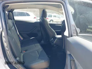 2024 Tesla Model Y Long Range z VIN 7SAYGDEE8RA262082, wystawiony jako IAAI lot #41834216 z przebiegiem 11 536 mil mil oraz . Historia ofert i sprzedaży dostępna na DreamBid. Obrazek 8.