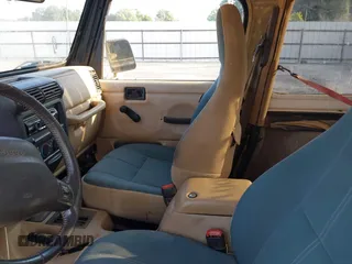 2000 Jeep Wrangler Sahara with VIN 1J4FA59SXYP718029, listed as a IAAI auction lot 42583372 with 260,811 mi miles and . Bid and sale history available at DreamBid. Image 5.