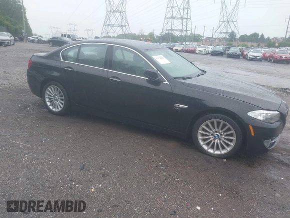 2011 BMW 5 Series 535i xDrive z VIN WBAFU7C52BDU56069, wystawiony jako IAAI lot #42376117 z przebiegiem 96 117 mil mil oraz . Historia ofert i sprzedaży dostępna na DreamBid. Obrazek 1.