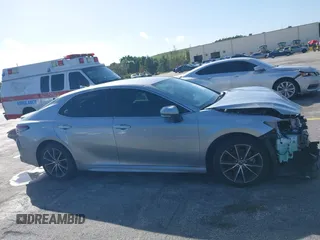 2023 Toyota Camry SE z VIN 4T1G11AK9PU805365, wystawiony jako IAAI lot #40647197 z przebiegiem 18 643 mil mil oraz . Historia ofert i sprzedaży dostępna na DreamBid. Obrazek 14.