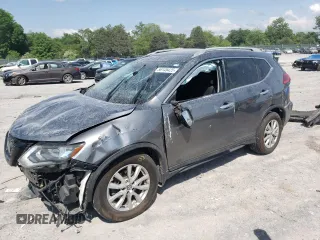 2018 Nissan Rogue SV z VIN 5N1AT2MV8JC769838, wystawiony jako Copart lot #56145425 z przebiegiem 45 061 mil mil oraz Szkoda całkowita • Salvage title. Historia ofert i sprzedaży dostępna na DreamBid. Obrazek 1.