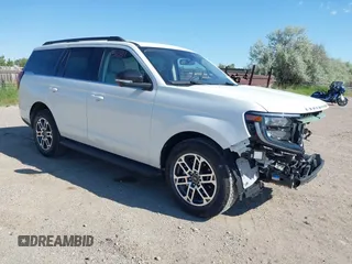2025 Ford Expedition XLT z VIN 1FMJU1J85SEA23004, wystawiony jako IAAI lot #42395289 z przebiegiem 1 917 mil mil oraz . Historia ofert i sprzedaży dostępna na DreamBid. Obrazek 1.