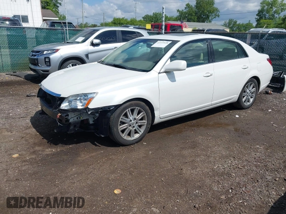 2007 Toyota Avalon XL z VIN 4T1BK36B07U187140, wystawiony jako IAAI lot #42333928 z przebiegiem 119 924 mil mil oraz . Historia ofert i sprzedaży dostępna na DreamBid. Obrazek 18.