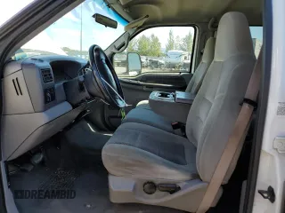 2001 Ford F-350 XL z VIN 1FTWW32F01ED08768, wystawiony jako Copart lot #62873634 z przebiegiem 317 184 mil mil oraz Szkoda całkowita • Salvage title. Historia ofert i sprzedaży dostępna na DreamBid. Obrazek 7.