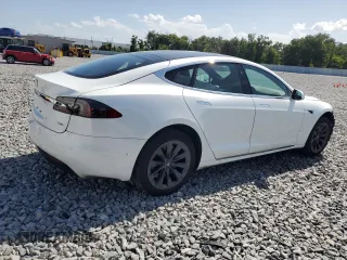 2018 Tesla Model S 75D with VIN 5YJSA1E26JF292682, listed as a Copart auction lot 62767065 with 101,433 mi miles and Salvage title. Bid and sale history available at DreamBid. Image 3.