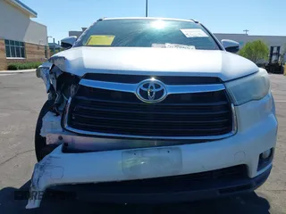 2015 Toyota Highlander XLE z VIN 5TDKKRFH8FS097572, wystawiony jako IAAI lot #42225373 z przebiegiem 115 490 mil mil oraz . Historia ofert i sprzedaży dostępna na DreamBid. Obrazek 13.