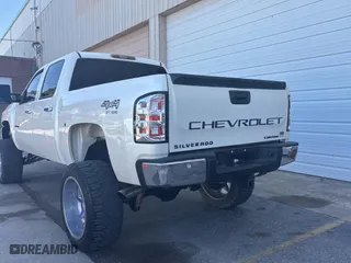 2009 Chevrolet Silverado 1500 LTZ with VIN 3GCEK33M39G269439, listed as a Copart auction lot 48946075 with 142,207 mi miles and Clean Title. Bid and sale history available at carsss.com. Image 3.