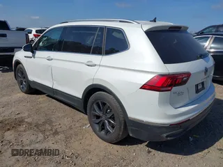 2023 Volkswagen Tiguan SE z VIN 3VVNB7AX9PM121316, wystawiony jako IAAI lot #42138562 z przebiegiem 19 118 mil mil oraz . Historia ofert i sprzedaży dostępna na DreamBid. Obrazek 3.