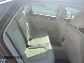 2015 Volkswagen Passat SEL Premium z VIN 1VWCV7A33FC070144, wystawiony jako Copart lot #56777395 z przebiegiem 115 667 mil mil oraz Nie do naprawy • Non repairable. Historia ofert i sprzedaży dostępna na DreamBid. Obrazek 11.