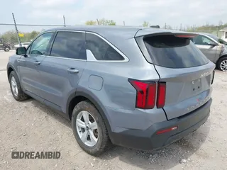 2022 Kia Sorento LX z VIN 5XYRG4LCXNG107106, wystawiony jako IAAI lot #42279041 z przebiegiem 83 189 mil mil oraz . Historia ofert i sprzedaży dostępna na DreamBid. Obrazek 3.