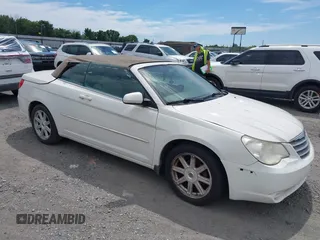 2008 Chrysler Sebring Touring z VIN 1C3LC55R38N157324, wystawiony jako IAAI lot #42462755 z przebiegiem 122 006 mil mil oraz . Historia ofert i sprzedaży dostępna na DreamBid. Obrazek 1.