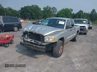 2006 Dodge Dakota SLT z VIN 1D7HE48K96S533601, wystawiony jako IAAI lot #42409723 z przebiegiem 128 591 mil mil oraz . Historia ofert i sprzedaży dostępna na DreamBid. Obrazek 2.
