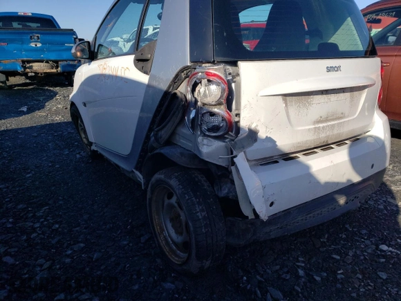 2015 Smart fortwo Passion z VIN WMEEJ3BA5FK817411, wystawiony jako Copart lot #51834455 z przebiegiem 63 143 mil mil oraz Szkody całkowita. Historia ofert i sprzedaży dostępna na DreamBid. Obrazek 12.