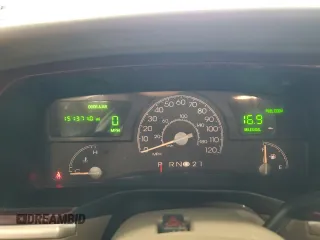 2003 Lincoln Town Car Signature z VIN 1LNHM82W13Y660122, wystawiony jako Copart lot #51790595 z przebiegiem 151 371 mil mil oraz Nie do naprawy • Non repairable. Historia ofert i sprzedaży dostępna na DreamBid. Obrazek 9.