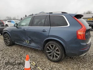 2018 Volvo XC90 Momentum z VIN YV4A22PK9J1333016, wystawiony jako Copart lot #52053885 z przebiegiem 75 431 mil mil oraz Szkody całkowita. Historia ofert i sprzedaży dostępna na DreamBid. Obrazek 2.