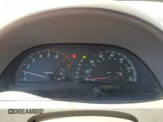 2003 Toyota Camry LE z VIN 4T1BF30K23U056007, wystawiony jako Copart lot #55187435 z przebiegiem 233 976 mil mil oraz Czysty tytuł • Clean title. Historia ofert i sprzedaży dostępna na DreamBid. Obrazek 9.