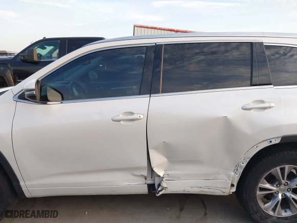 2014 Toyota Highlander XLE with VIN 5TDKKRFH3ES038170, listed as a IAAI auction lot 41740889 with 215,715 mi miles. Bid and sale history available at carsss.com. Image 15.