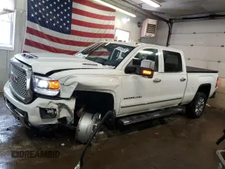 2017 GMC Sierra 2500HD Denali z VIN 1GT12UEY3HF193774, wystawiony jako Copart lot #44895825 z przebiegiem 92 009 mil mil oraz Szkoda całkowita • Salvage title. Historia ofert i sprzedaży dostępna na DreamBid. Obrazek 1.