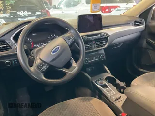 2020 Ford Escape SE z VIN 1FMCU0G62LUB45075, wystawiony jako IAAI lot #42743374 z przebiegiem 84 675 mil mil oraz . Historia ofert i sprzedaży dostępna na DreamBid. Obrazek 3.
