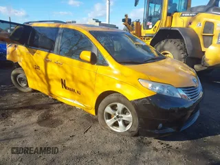 2017 Toyota Sienna XLE Auto Access Seat z VIN 5TDYZ3DC6HS792503, wystawiony jako IAAI lot #41272021 z przebiegiem 109 315 mil mil oraz . Historia ofert i sprzedaży dostępna na DreamBid. Obrazek 1.