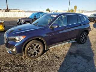 2020 BMW X1 sDrive28i with VIN WBXJG7C04L5P30928, listed as a Copart auction lot 88070075 with 33,872 mi miles and Salvage Title. Bid and sale history available at carsss.com. Image 1.