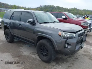 2018 Toyota 4Runner SR5 z VIN JTEBU5JR9J5587192, wystawiony jako IAAI lot #42046038 z przebiegiem 126 675 mil mil oraz . Historia ofert i sprzedaży dostępna na DreamBid. Obrazek 1.