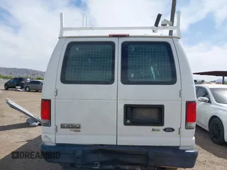 2014 Ford Econoline Cargo Commercial z VIN 1FTNE2EW6EDA19961, wystawiony jako IAAI lot #42370572 z przebiegiem 107 320 mil mil oraz . Historia ofert i sprzedaży dostępna na DreamBid. Obrazek 16.