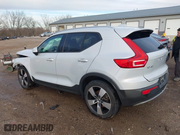 2021 Volvo XC40 Momentum with VIN YV4162UK2M2409330, listed as a IAAI auction lot 41206272 with 44,407 mi miles. Bid and sale history available at carsss.com. Image 3.