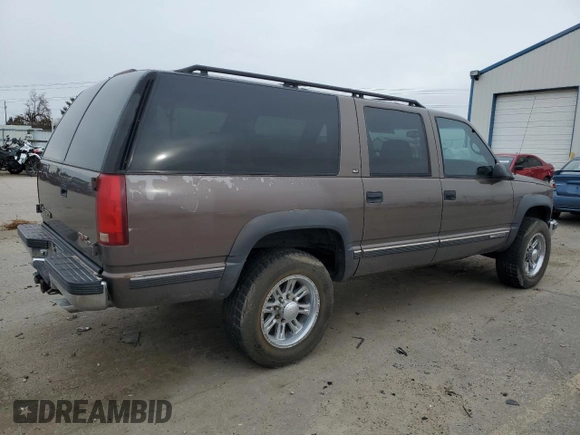 1997 GMC Suburban z VIN 3GKGK26J0VG513194, wystawiony jako Copart lot #45054235 z przebiegiem 228 363 mil mil oraz Szkody całkowita. Historia ofert i sprzedaży dostępna na DreamBid. Obrazek 3.