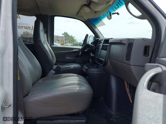 2005 Chevrolet Express Passenger with VIN 1GAHG39U851162958, listed as a IAAI auction lot 41991602 with 120,729 mi miles. Bid and sale history available at carsss.com. Image 5.