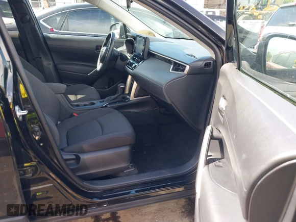 2022 Toyota Corolla Cross LE z VIN 7MUCAAAG8NV037030, wystawiony jako IAAI lot #42014483 z przebiegiem 39 146 mil mil oraz . Historia ofert i sprzedaży dostępna na DreamBid. Obrazek 5.