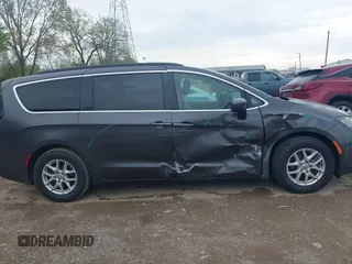 2020 Chrysler Voyager LXi z VIN 2C4RC1DG9LR265439, wystawiony jako IAAI lot #42122596 z przebiegiem 117 662 mil mil oraz . Historia ofert i sprzedaży dostępna na DreamBid. Obrazek 13.
