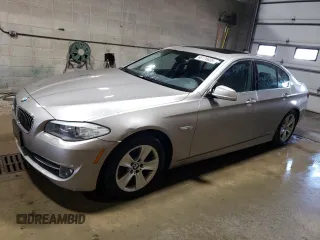 2013 BMW 5 Series 528i xDrive z VIN WBAXH5C53DDW12314, wystawiony jako Copart lot #65176605 z przebiegiem 173 576 mil mil oraz Czysty tytuł • Clean title. Historia ofert i sprzedaży dostępna na DreamBid. Obrazek 1.