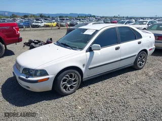 2001 Volvo S40 with VIN YV1VS29581F651573, listed as a IAAI auction lot 42067318 with 1 mi miles. Bid and sale history available at carsss.com. Image 2.