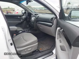 2014 Kia Sorento SX z VIN 5XYKWDA71EG520204, wystawiony jako IAAI lot #42388830 z przebiegiem 193 262 mil mil oraz . Historia ofert i sprzedaży dostępna na DreamBid. Obrazek 5.