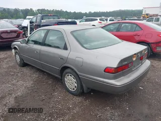 1998 Toyota Camry LE z VIN 4T1BG22KXWU202064, wystawiony jako IAAI lot #42294073 z przebiegiem 245 032 mil mil oraz . Historia ofert i sprzedaży dostępna na DreamBid. Obrazek 3.