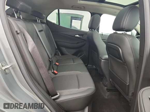 2023 Buick Encore GX Select z VIN KL4MMDSL6PB066405, wystawiony jako Copart lot #59940995 z przebiegiem 26 385 mil mil oraz Czysty tytuł • Clean title. Historia ofert i sprzedaży dostępna na DreamBid. Obrazek 11.