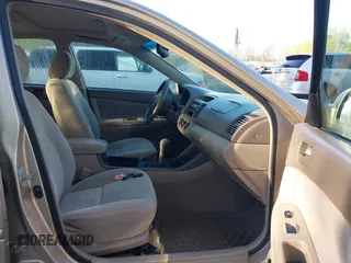 2003 Toyota Camry LE z VIN 4T1BF32K03U562089, wystawiony jako IAAI lot #42213639 z przebiegiem 281 054 mil mil oraz . Historia ofert i sprzedaży dostępna na DreamBid. Obrazek 5.