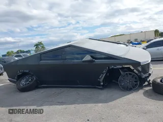 2024 Tesla Cybertruck z VIN 7G2CEHED5RA042424, wystawiony jako IAAI lot #41242343 z przebiegiem 1 222 mil mil oraz . Historia ofert i sprzedaży dostępna na DreamBid. Obrazek 14.