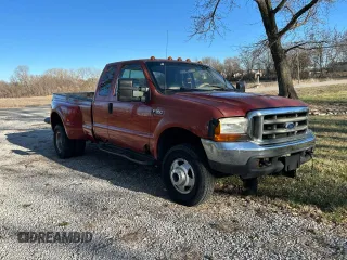 1999 Ford F-350 XL z VIN 1FTWX33F2XEA04247, wystawiony jako Copart lot #49920945 z przebiegiem 174 989 mil mil oraz Czysty tytuł • Clean title. Historia ofert i sprzedaży dostępna na DreamBid. Obrazek 1.