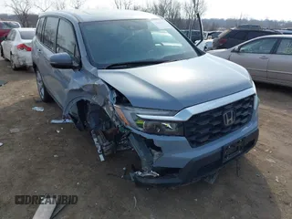 2024 Honda Passport EX-L with VIN 5FNYF8H54RB015972, listed as a IAAI auction lot 41904138 with 9,638 mi miles and . Bid and sale history available at DreamBid. Image 6.
