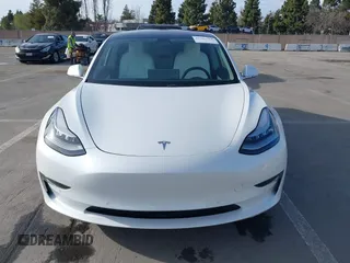 2019 Tesla Model 3 Mid Range z VIN 5YJ3E1EA0KF322776, wystawiony jako IAAI lot #41703368 z przebiegiem 131 264 mil mil oraz . Historia ofert i sprzedaży dostępna na DreamBid. Obrazek 12.