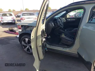2021 Volvo XC40 with VIN YV4ED3UR3M2547274, listed as a IAAI auction lot 42328137 with 28,585 mi miles and . Bid and sale history available at DreamBid. Image 5.